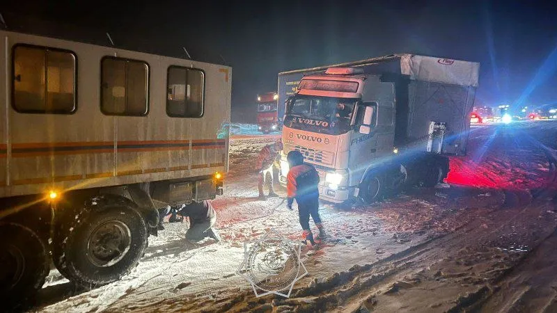 На перевале Кордай десятки легковых и грузовых автомобилей застряли в снегу