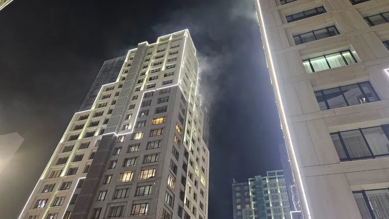 Пожар разгорелся в жилом комплексе в Алматы