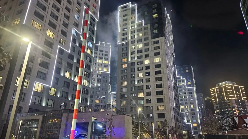 Дым есть, огня нет: пожарные проверяют жилой комплекс в Алматы