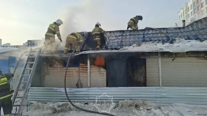 Бытовка вспыхнула на стройплощадке в Астане