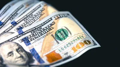 100 долларов, фото - Новости Zakon.kz от 09.02.2026 11:19