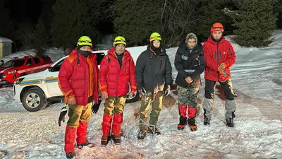 спасатели Алматы с пострадавшим, фото - Новости Zakon.kz от 09.02.2026 11:51