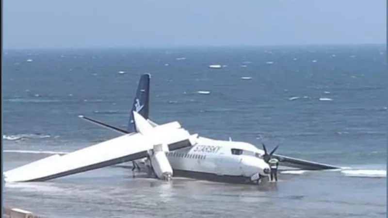 Пассажирский самолет упал в воду в Сомали – видео