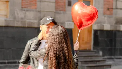 парень и девушка, шарик, фото - Новости Zakon.kz от 10.02.2026 16:00