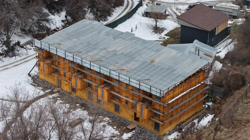 Трехэтажное здание сносят в предгорье Алматы