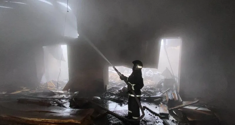 Пожар разгорелся на овощном складе в Таразе