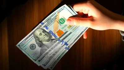 доллары и рука, фото - Новости Zakon.kz от 11.02.2026 16:59