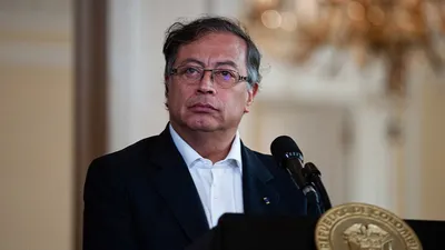 Президент Колумбии Густаво Петро стоит на трибуне, фото - Новости Zakon.kz от 11.02.2026 13:03