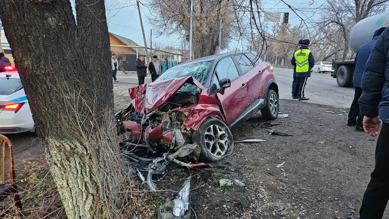 Renault на скорости врезался в такси под Алматы – есть погибший
