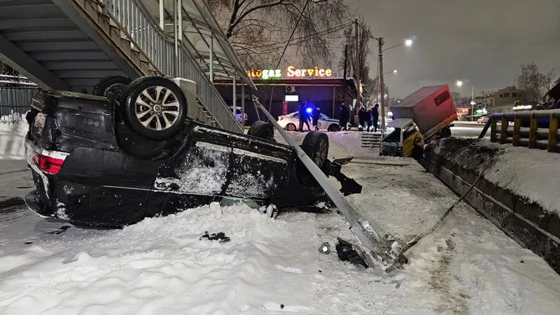 Ночное ДТП в Алматы: внедорожник снес столб и перевернулся