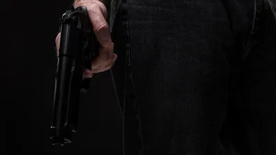 Мужчина держит пистолет в руках , фото - Новости Zakon.kz от 12.02.2026 15:07