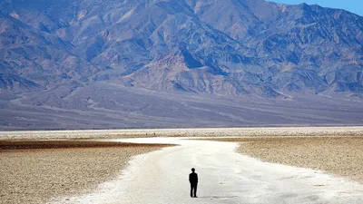 Долина Смерти в США, человек, горы, фото - Новости Zakon.kz от 13.02.2026 07:20