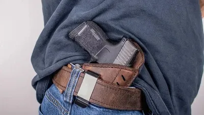 Мужчина в джинсах с пистолетом в кармане, фото - Новости Zakon.kz от 12.02.2026 16:21