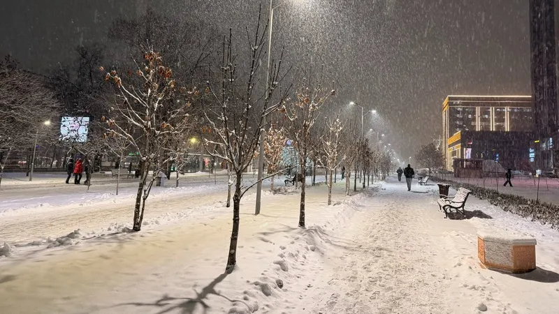 В Алматы очень скользко: жителей просят замедлить шаг