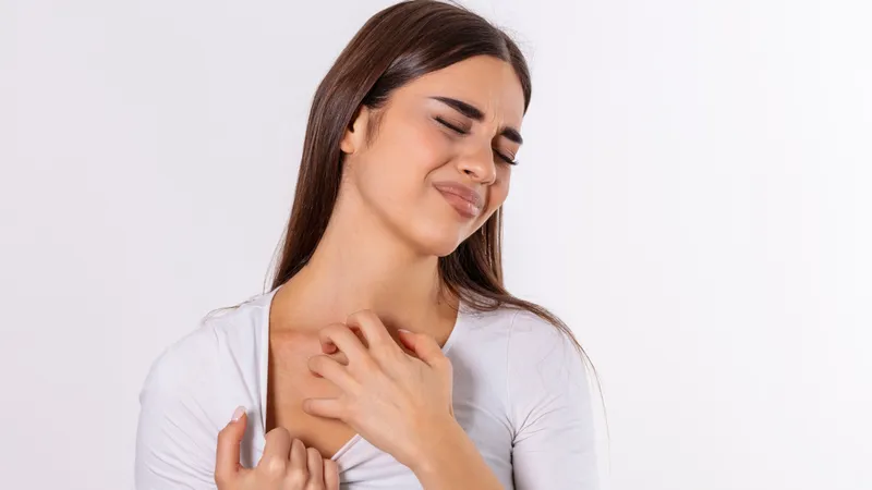 Почему мы чешемся: о каких серьезных заболеваниях может рассказать кожный зуд