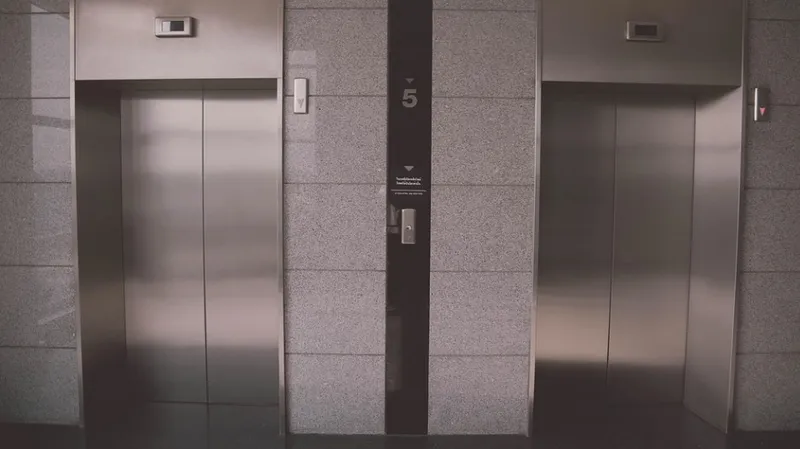 Девочки-подростки застряли в лифте в Астане