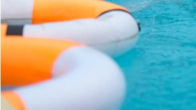В США две малышки утонули в бассейне, пока родные находились в доме