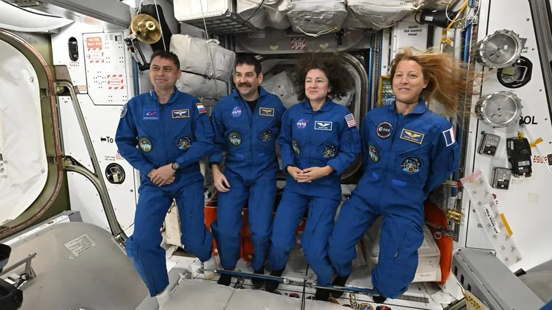 Космонавт поделился фотографиями со встречи экипажа Crew-12 на МКС