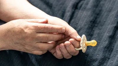 Соска, шишка и таблетки для собак: какие способы снятия стресса набирают популярность у зумеров