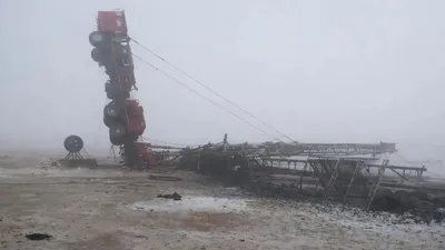 Самоходный подъемник перевернулся на нефтяном месторождении в Мангистау, фото - Новости Zakon.kz от 16.02.2026 19:44