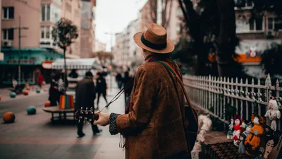 Казахстанцы сняли на видео японца, мастерски играющего на домбре, фото - Новости Zakon.kz от 16.02.2026 20:30