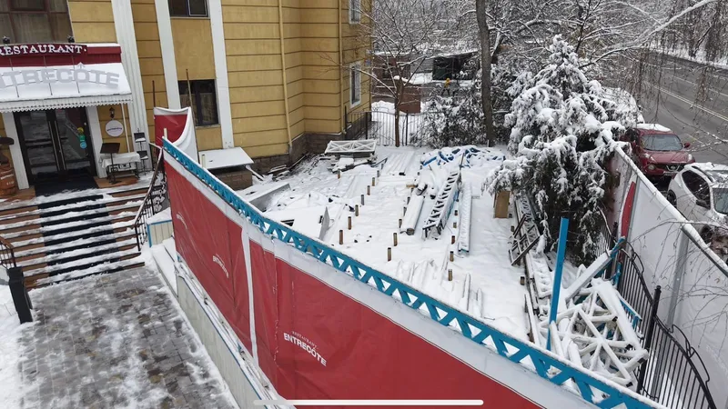 Летнюю террасу ресторана снесли в центре Алматы