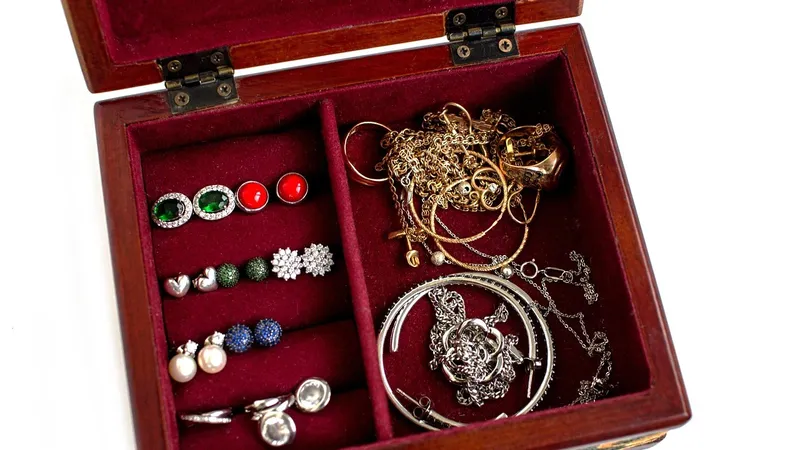 Внук похитил у своей бабушки 3 млн тенге и драгоценности в Туркестанской области