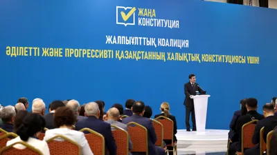 Ерлан Кошанов выступает на трибуне в Жамбылской области, фото - Новости Zakon.kz от 16.02.2026 19:18