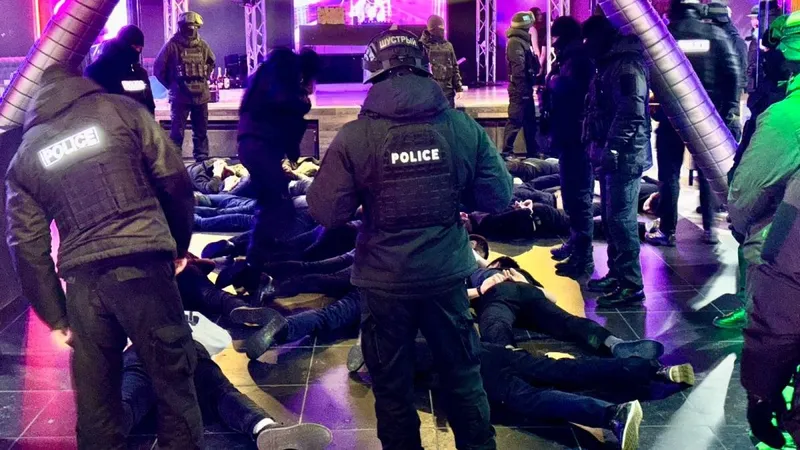 Полиция и СОБР нагрянули в ночные клубы: массовые рейды прошли на западе Казахстана
