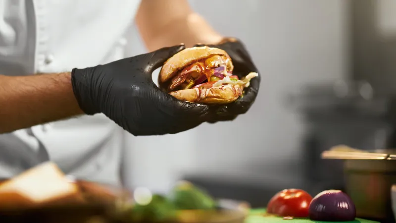 Скандал в Burger King Алматы: Минтруда взяло ситуацию под контроль