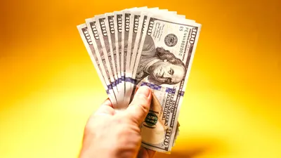 рука и доллары, фото - Новости Zakon.kz от 16.02.2026 12:41