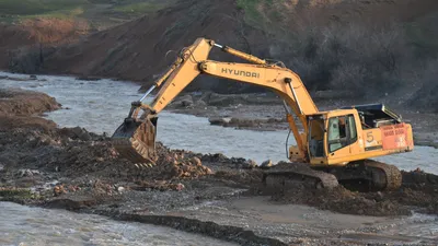 экскаватор на реке Бадам, фото - Новости Zakon.kz от 16.02.2026 10:35
