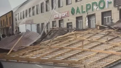 Крышу торгового центра сорвало ветром в Мангистауской области