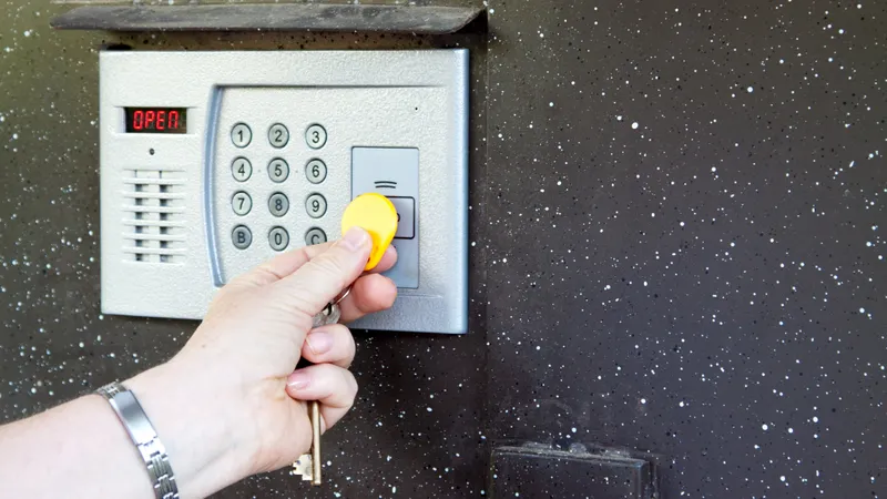 Платить или не платить: кто и как "обслуживает" домофоны