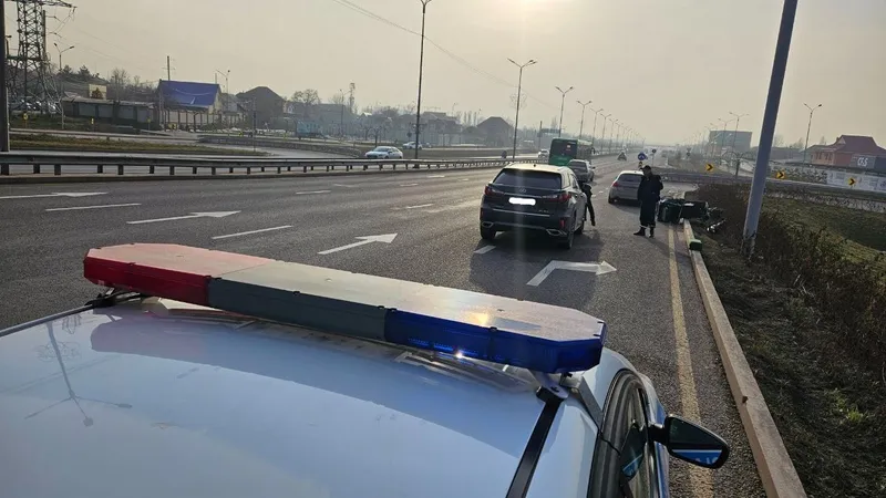 Lexus на полном ходу протаранил мопед в Алматы: пострадал 75-летний пенсионер