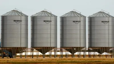 зерновой бункер оказался смертельной ловушкой для фермера, фото - Новости Zakon.kz от 19.02.2026 23:12