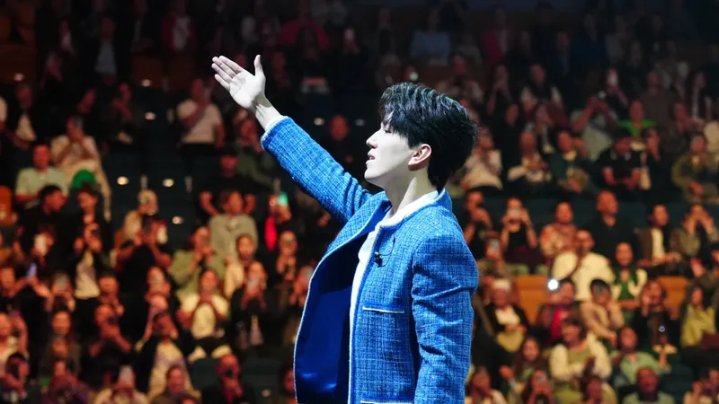 Димаш лично открыл свою выставку в Алматы