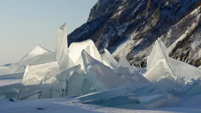 впечатляющую фигуру изо льда создал скульптор на озере Байкал, фото - Новости Zakon.kz от 19.02.2026 19:46
