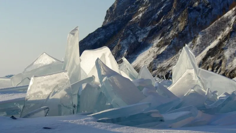 Впечатляющую фигуру изо льда создал скульптор на озере Байкал