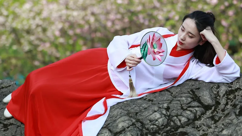 Шумная китайская молодежь "переключилась" на традиционный образ жизни