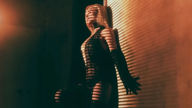 "Роковая женщина": Пэрис Хилтон показала фигуру в кружевном боди