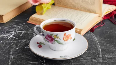 Чай в бокале на фоне книги, фото - Новости Zakon.kz от 22.02.2026 21:06