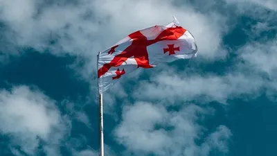 Флаг Грузии, небо, фото - Новости Zakon.kz от 23.02.2026 03:30