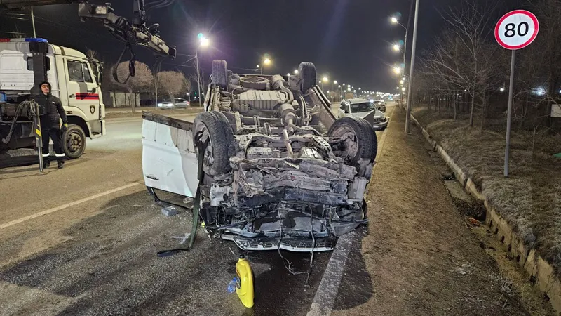 Два автомобиля после столкновения вылетели на встречную полосу в Алматы