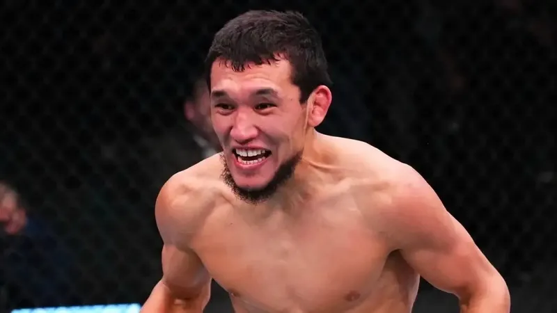 Казахстанец одержал уверенную победу на турнире UFC