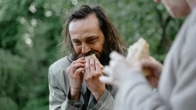 Мужчина, бомж, еда, нищета, фото - Новости Zakon.kz от 23.02.2026 05:59