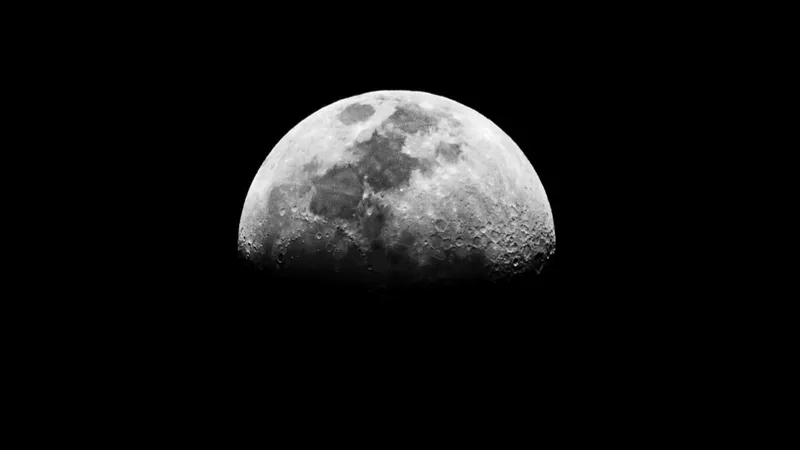 Луна, которая объединяет: редкий небесный кадр из Алматы