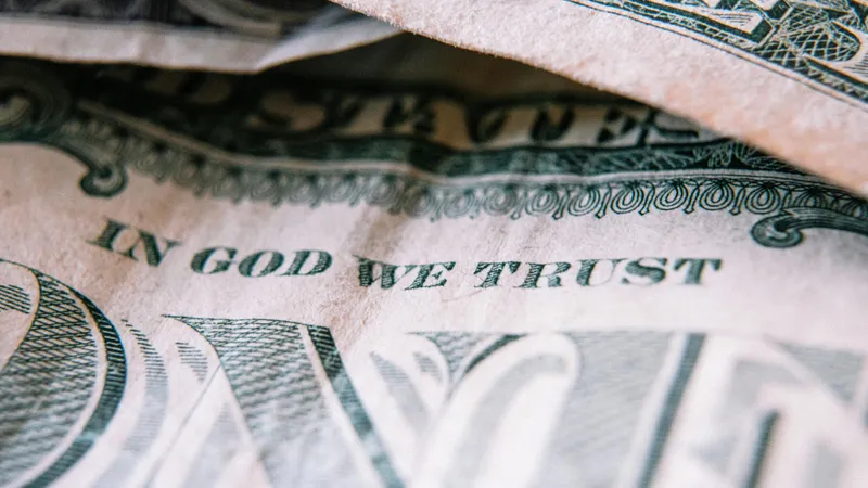 Доллар дешевеет: что это означает для инвесторов из Казахстана