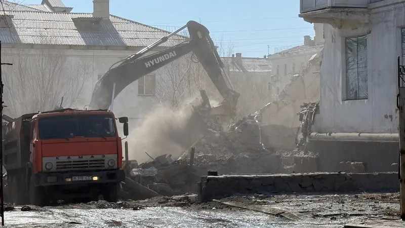 В Балхаше демонтируют обрушившийся подъезд пятиэтажки: судьбу дома решит экспертиза