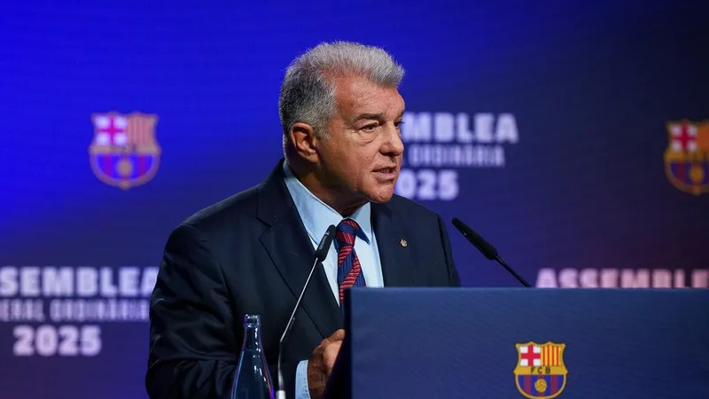 Зачем экс-президент "Барселоны" взял в руки швабру перед матчем Ла Лиги